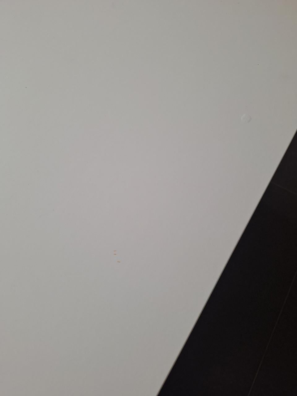 Twee witte salon tafeltjes