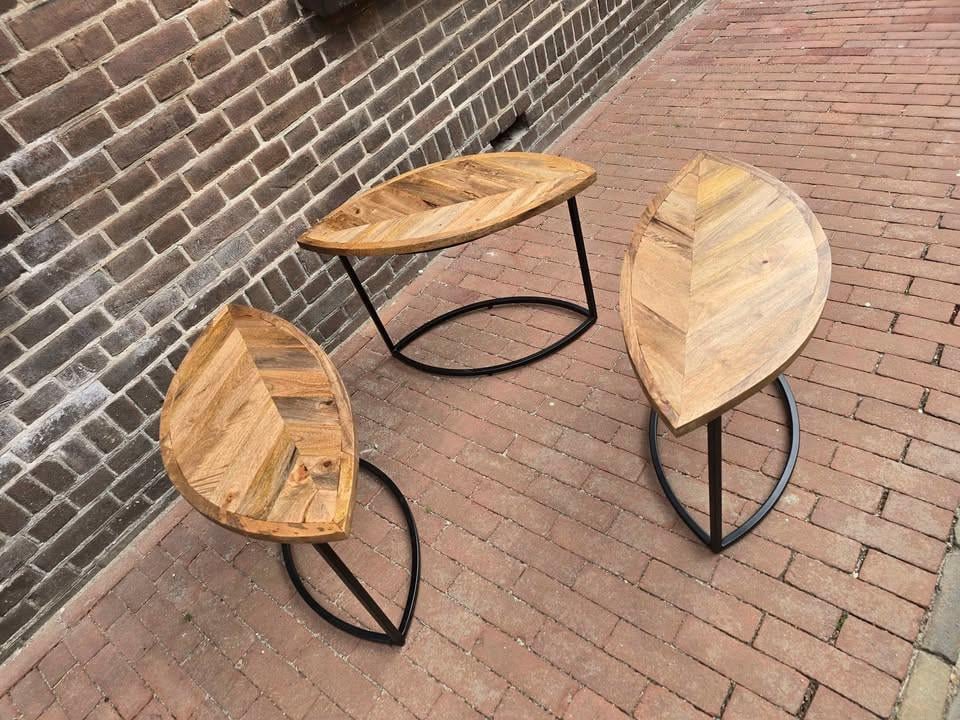 NACHTKASTJES EN BIJZETTAFELTJES OF BEDBANKEN