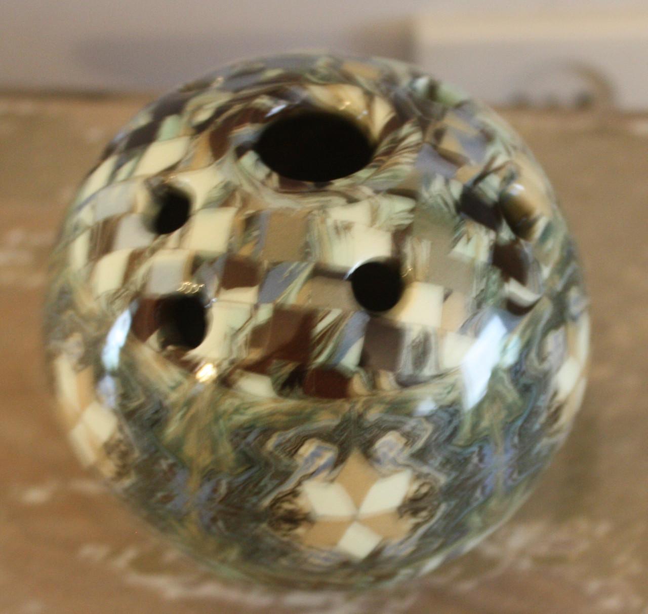 Keramieke bol met gaatjes kleurrijk