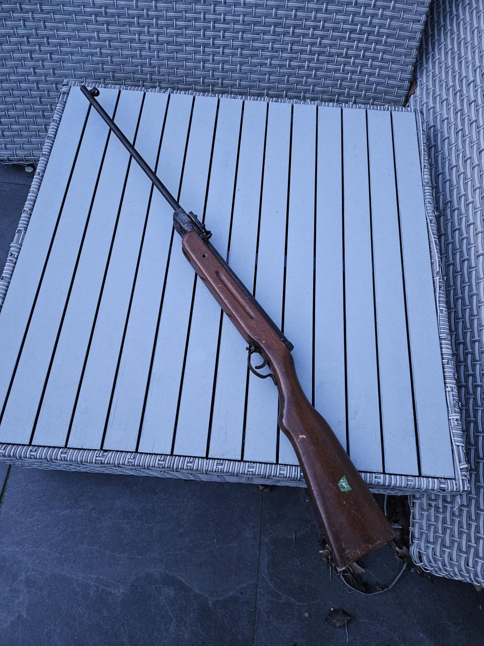 Mooie nog werkende goede oude luchtbuks...