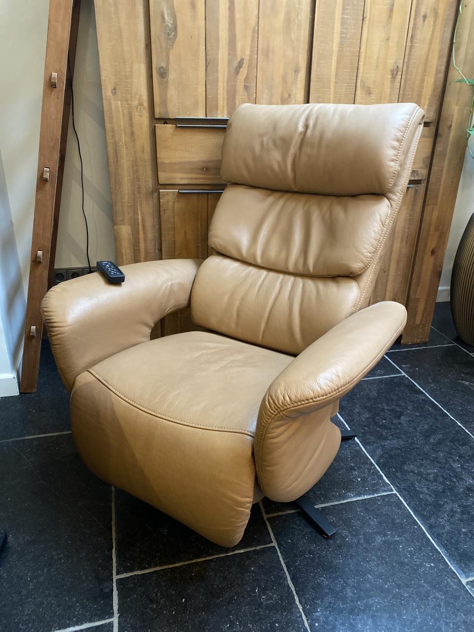 Mooie Meubelzorg sta op en relax fauteuil, met accu, 3 jaar oud
