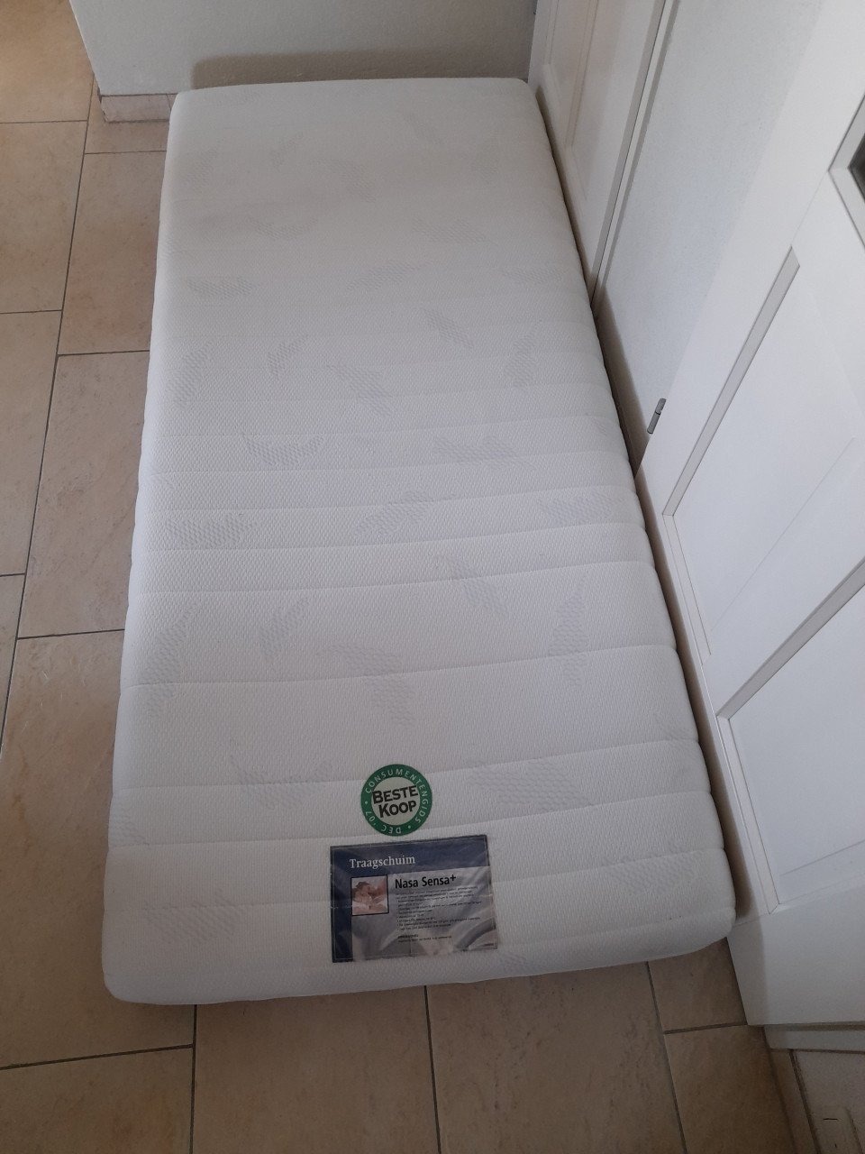 Traagschuim Matras 90 x 200x 18 (in goede staat )