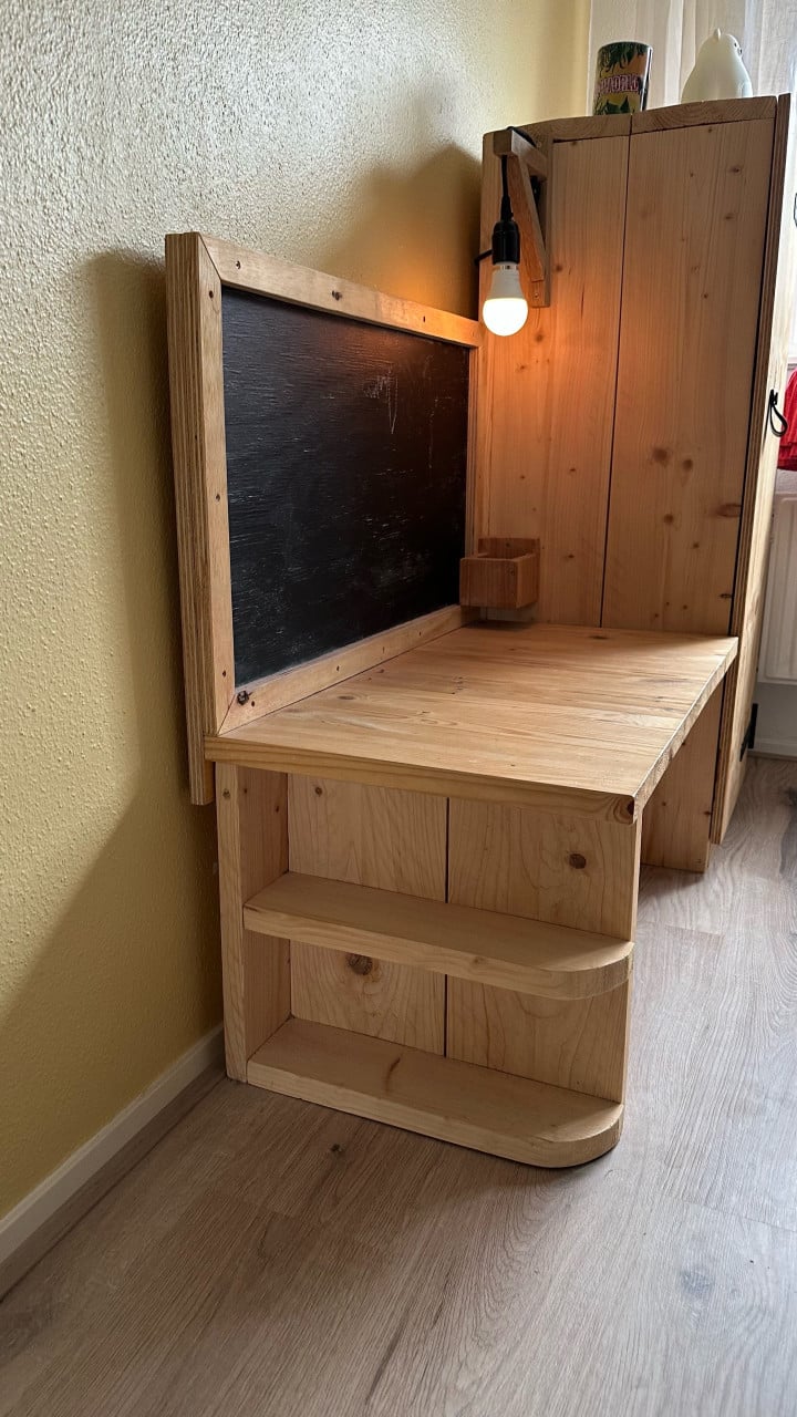 Kinderbureau met Krijtbord, Kast & Lamp