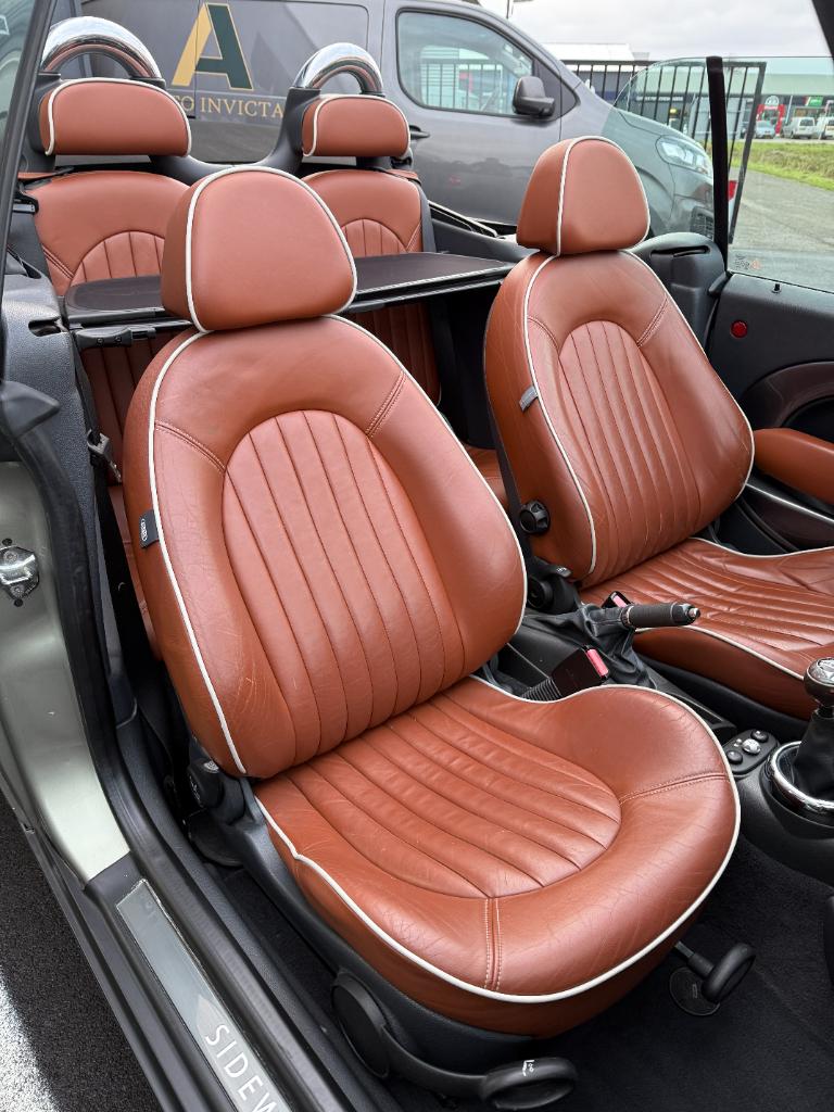 Mini Cooper Cabrio 1.6 - sidewalk