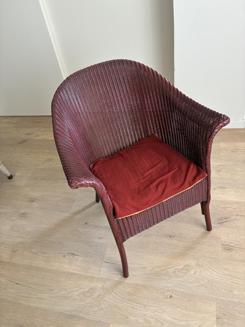 2 Rotan stoelen, 1 wit en 1 rood