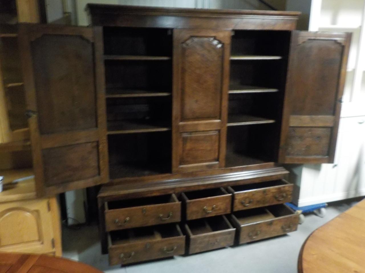 Massief koloniaans wandmeubel in zeer goede staat