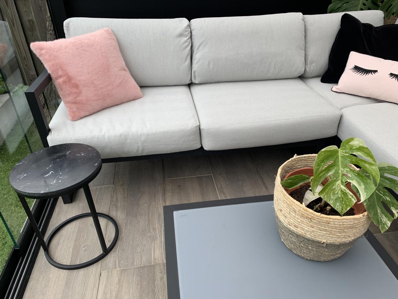 Zwart aluminium loungeset, met kussens en tafel.