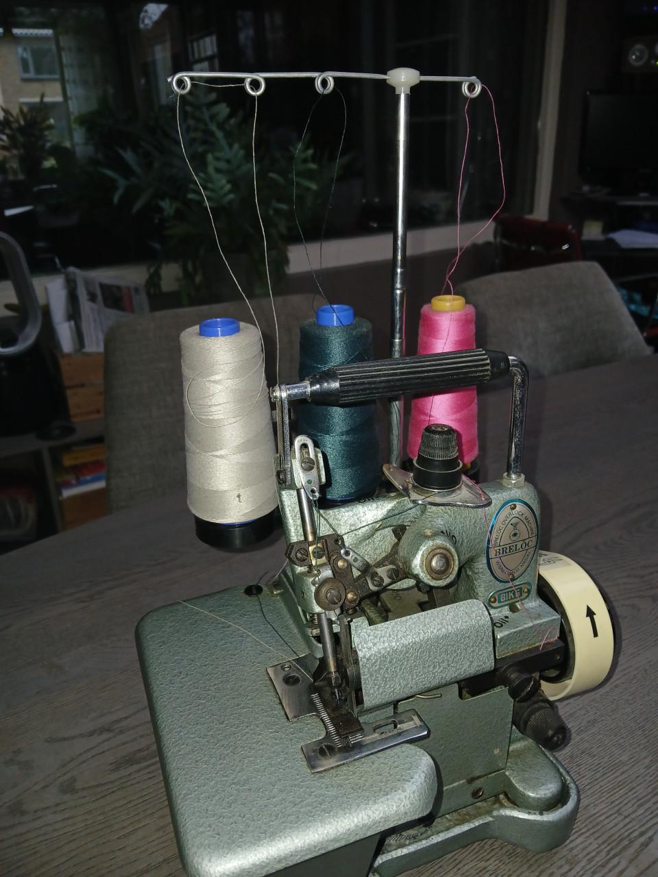 Breloc overlock machine