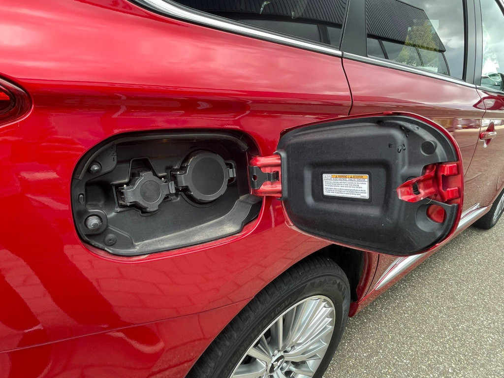 Mitsubishi Outlander 2.4 phev intense+ plug in hybride automaat