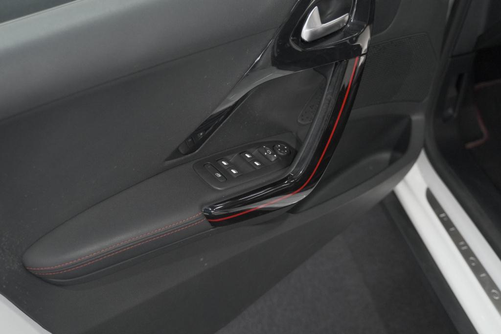 Peugeot 2008 puretech 110 eat6 gt-line | trekhaak | camera | navigatie | pa