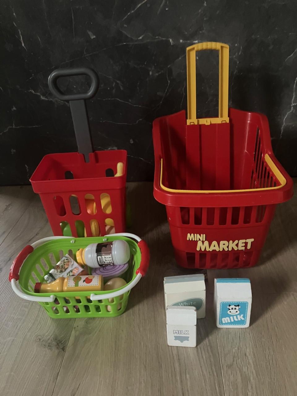 Winkeltje incl. boodschappen, mandjes, weegschaal en kassa