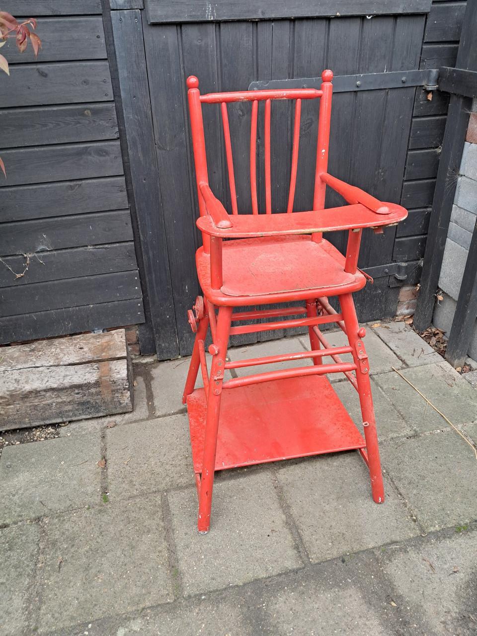 Oude vintage kinderstoel