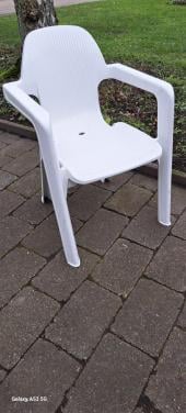 Witte kunststof stoel