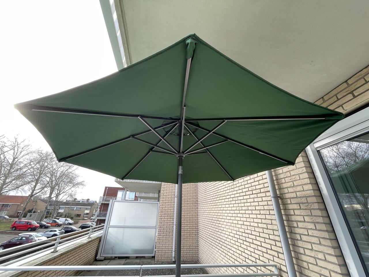 Tuinparasol met natuurstenen voet