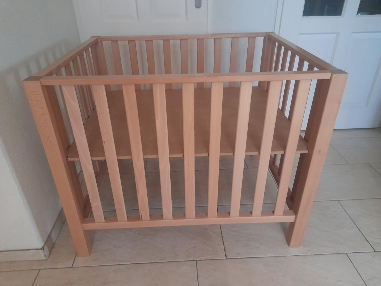 Houten box ( in goede nette staat ) in hoogte verstelbaar!