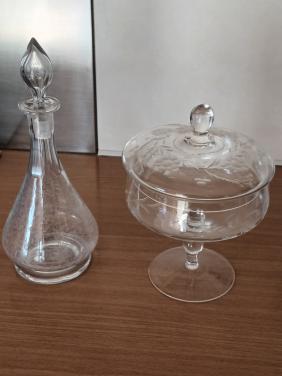 Antieke glazen koekschaal of bonnonniere met deksel en glazen karaf