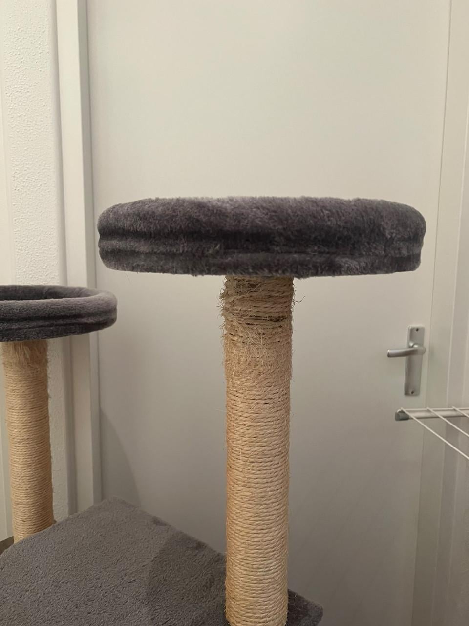 Kastje met krabpaal voor kattenbak