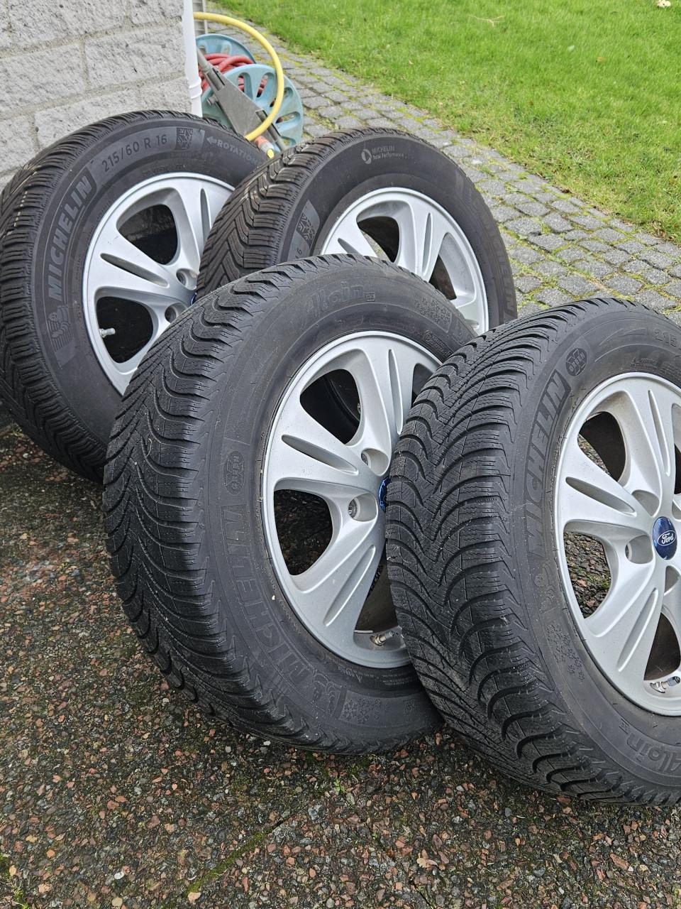 Ford originele alu velgen +winterbanden 215 x60 R16.