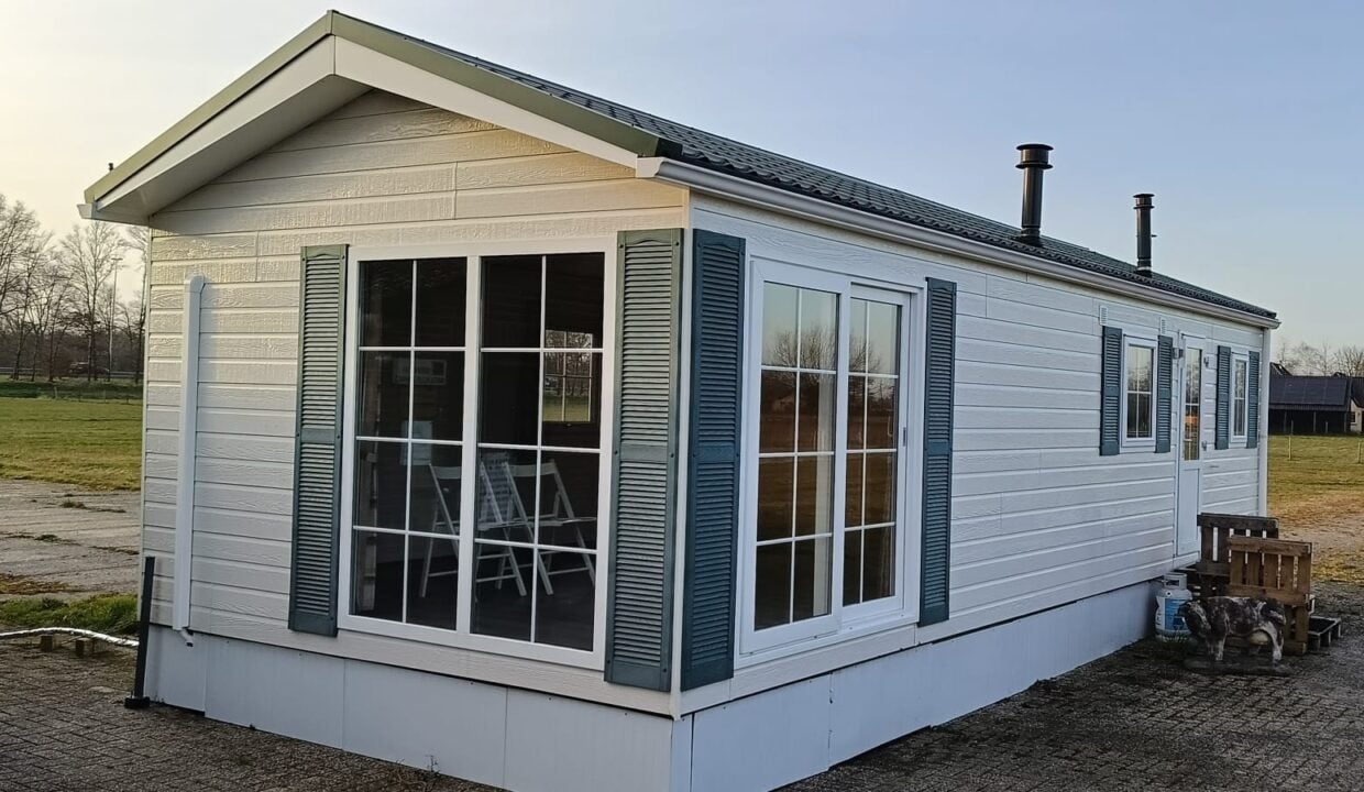 Diverse kunststof chalets te koop