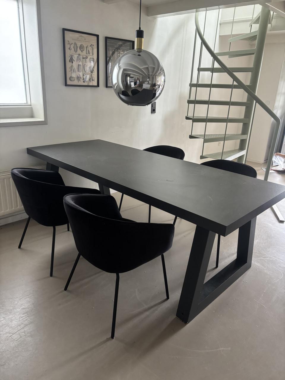 Eetkamertafel met stoelen