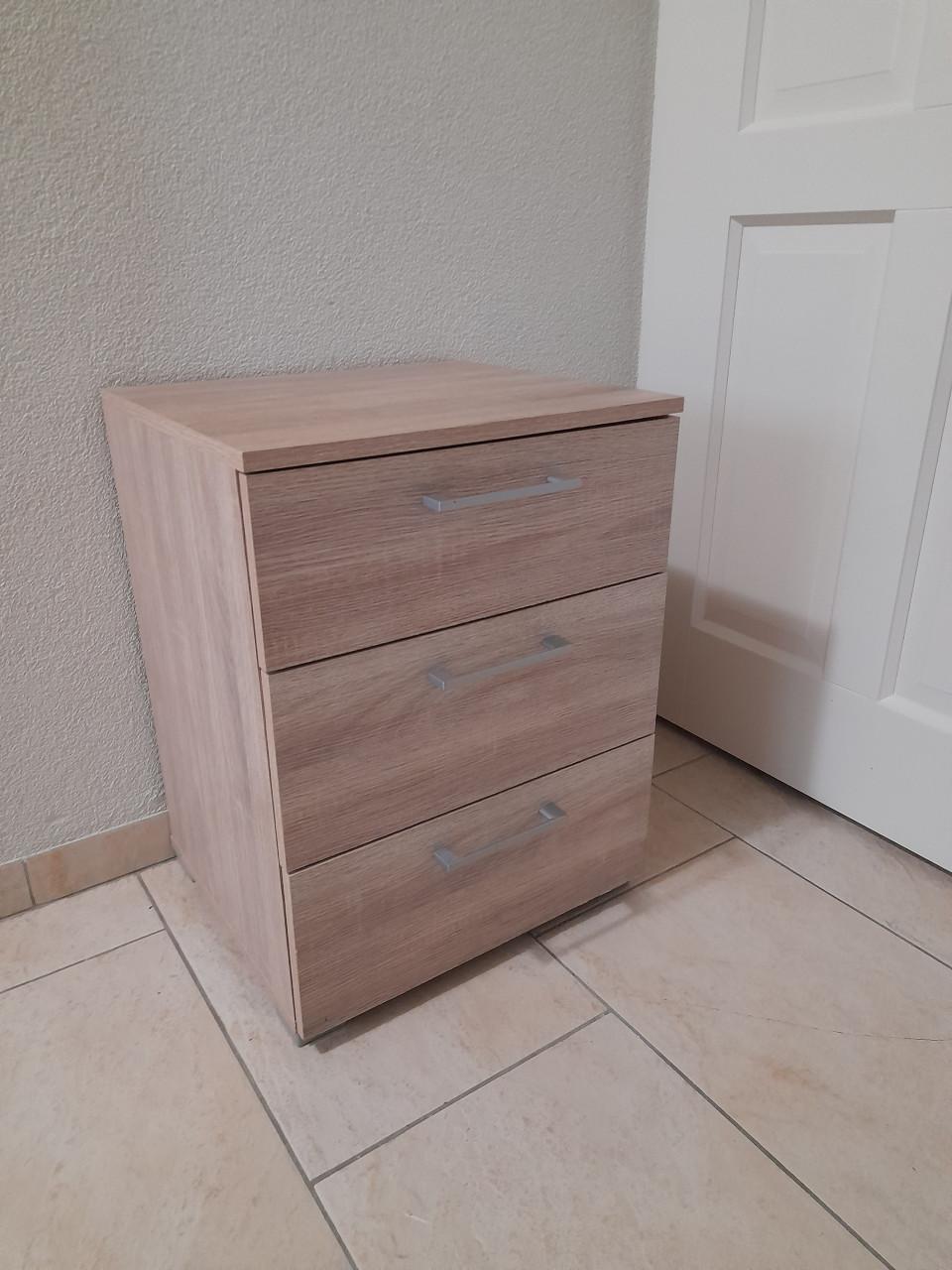 Nachtkastje 45 x 39 x 59H (in goede nette staat )