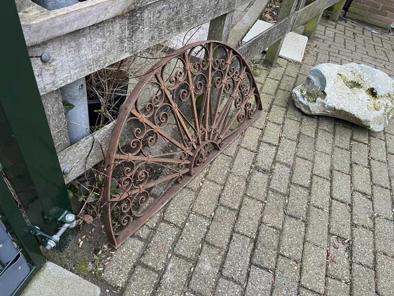 Ornamenten, Raamframe Sierwerk metaal