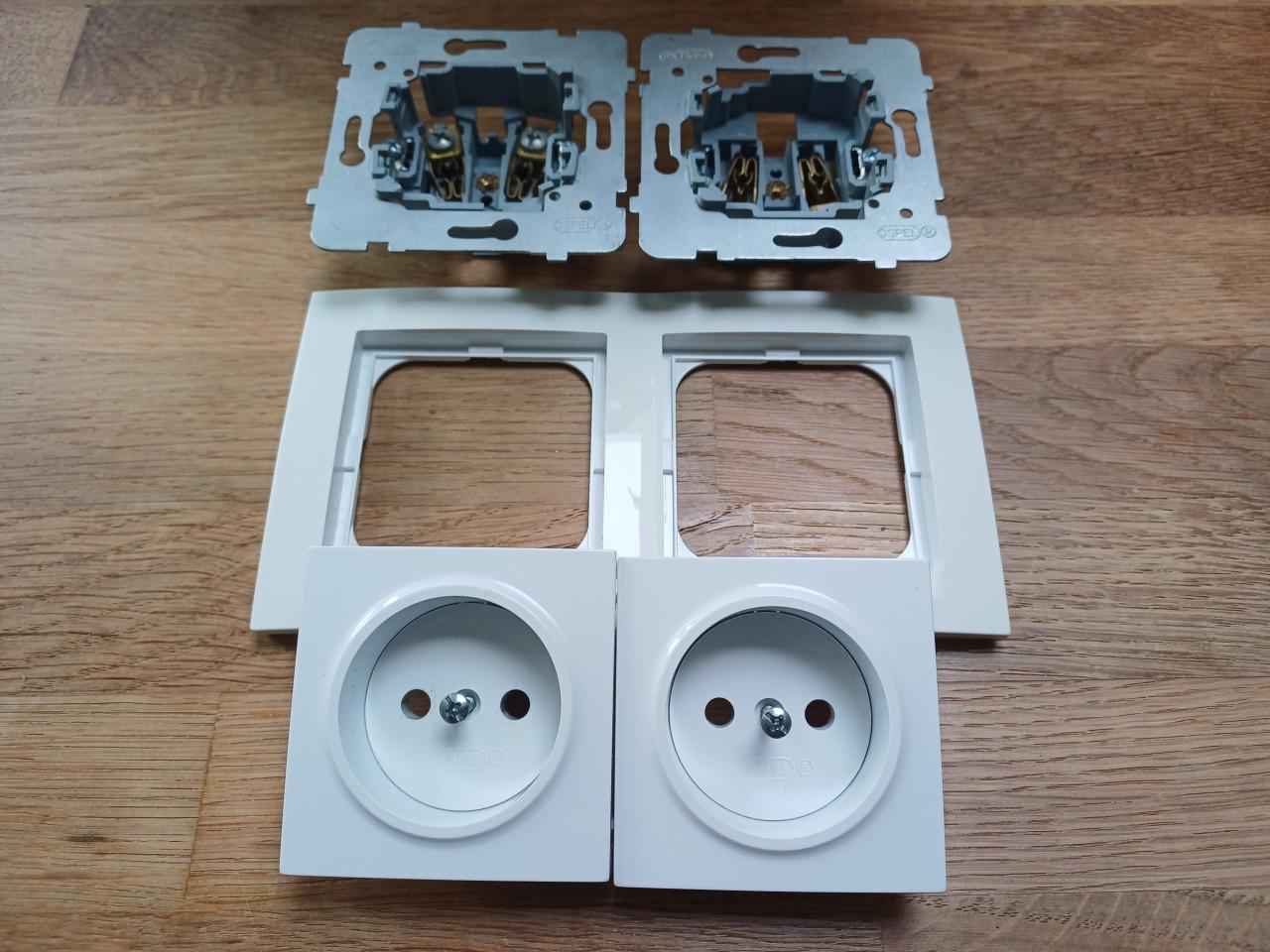 Twee dubbele inbouw stopcontacten / wandcontactdozen RA (wit)