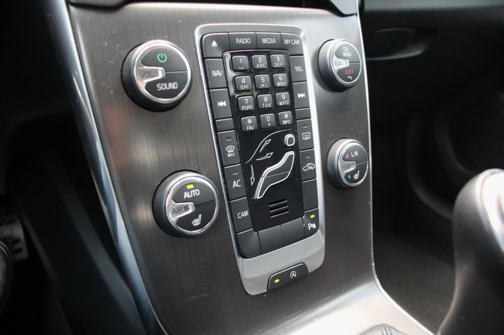 Volvo V40 1.6 t3 momentum -xenon - trekhaak - navi - achteruitrij camera - 