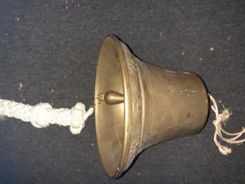 Scheeps bel koper met kort eindje gevlochten touw