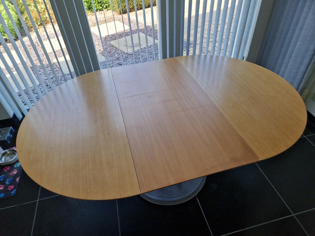 Leolux Trias eetkamertafel, uitschuifbaar.