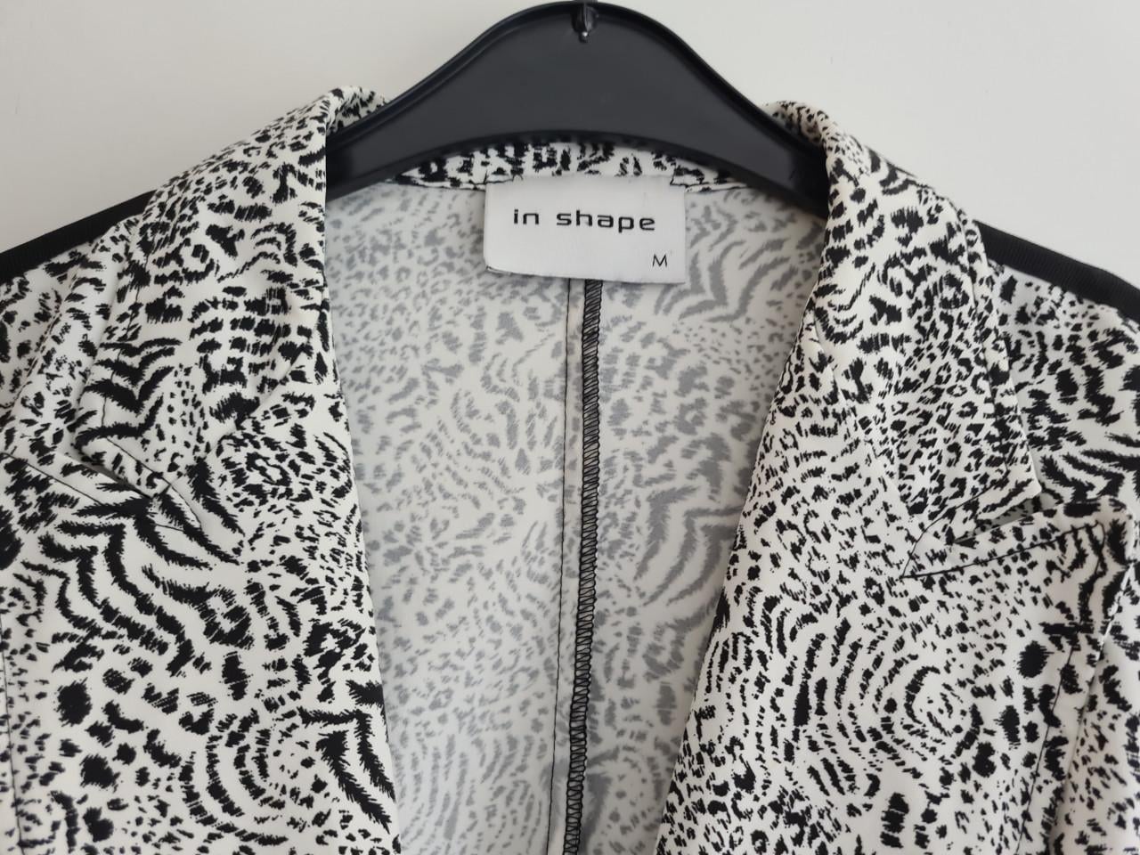 Stijlvol zwart-wit colbertje van het merk In Shape in maat M.