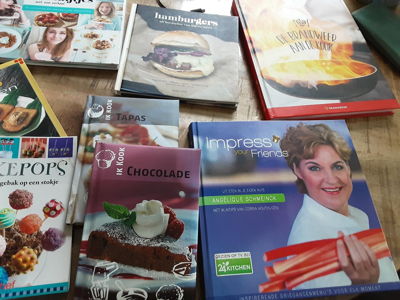 10 kookboeken  mogen samen voor 5 euro weg