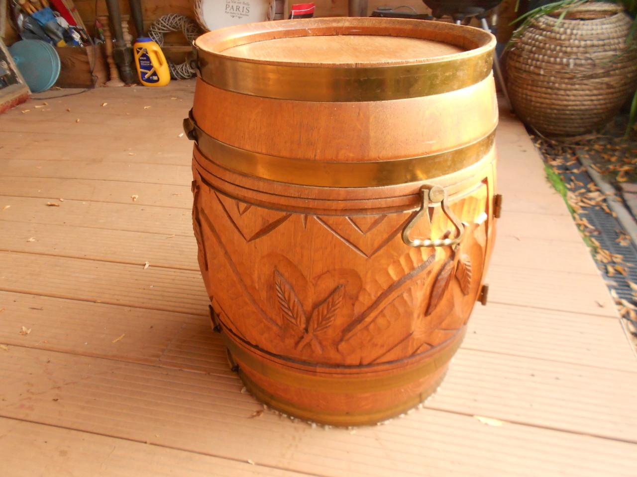 Vintage mini bar wijnvat drank kast.