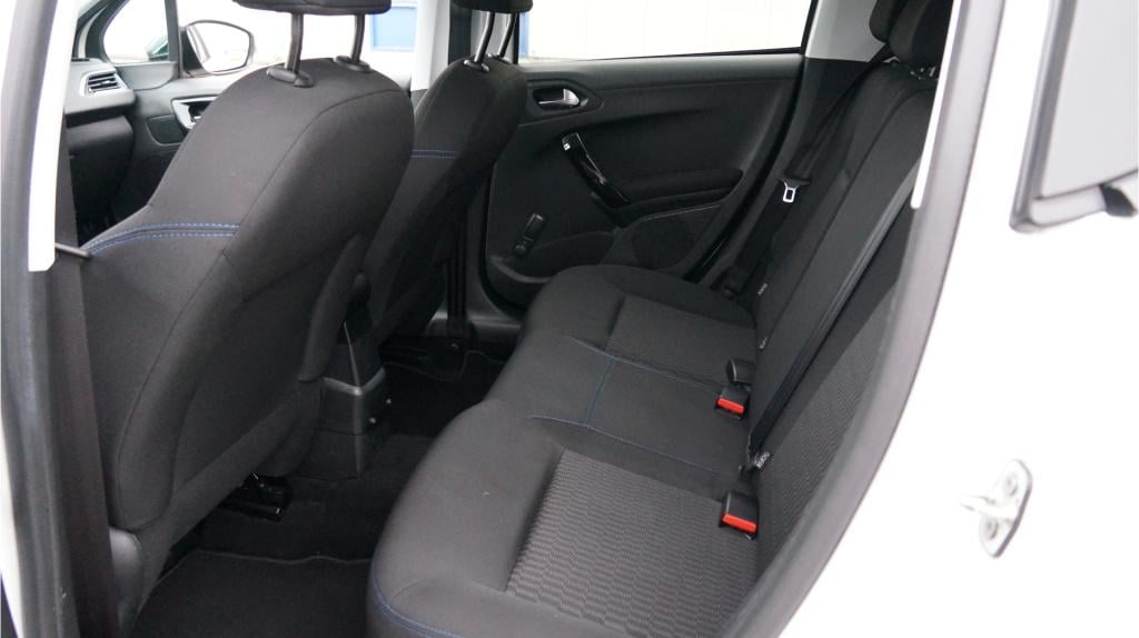 Peugeot 208 1.2 puretech signature rijklaar incl garantie
