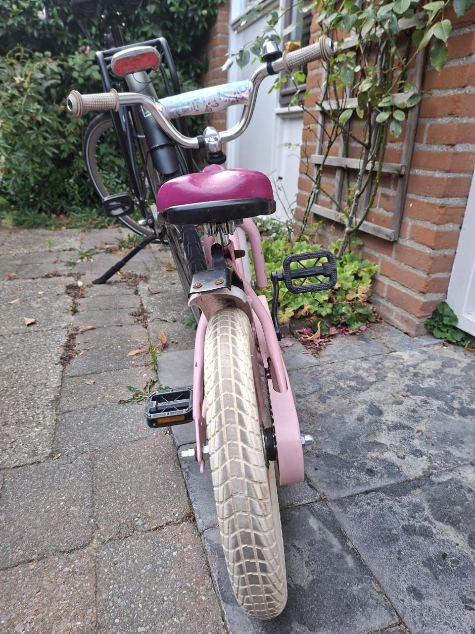Roze meisjesfiets met zijwieltjes erbij (14 inch)
