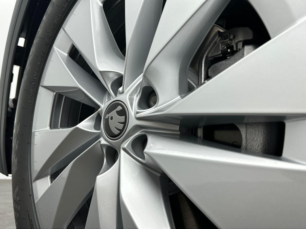 Skoda Elroq business edition tour elektromotor 210 kw / 286 pk