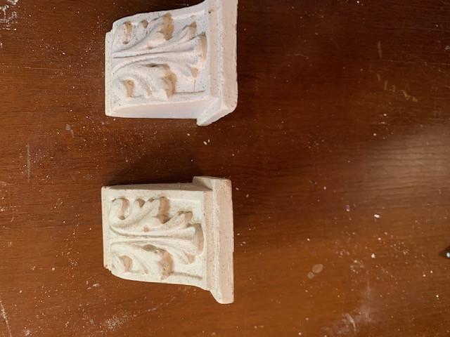 Diverse gipsornamenten en andere gips materiaal