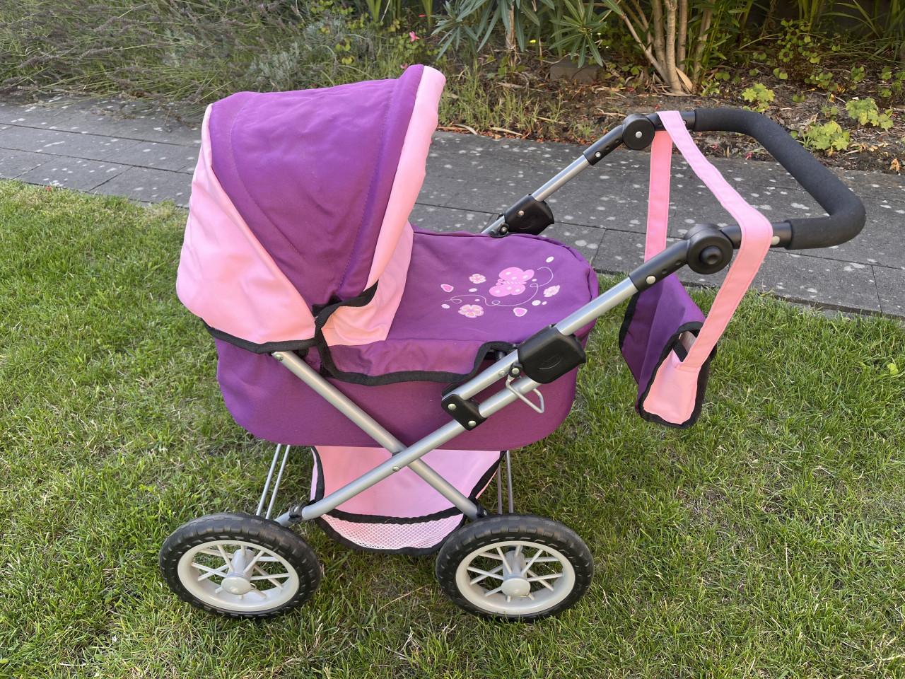 Nette poppen kinderwagen