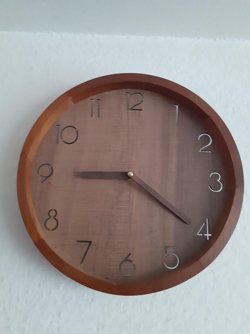 Grote Hangklok met zware koperen gewichten. & Diverse klokken