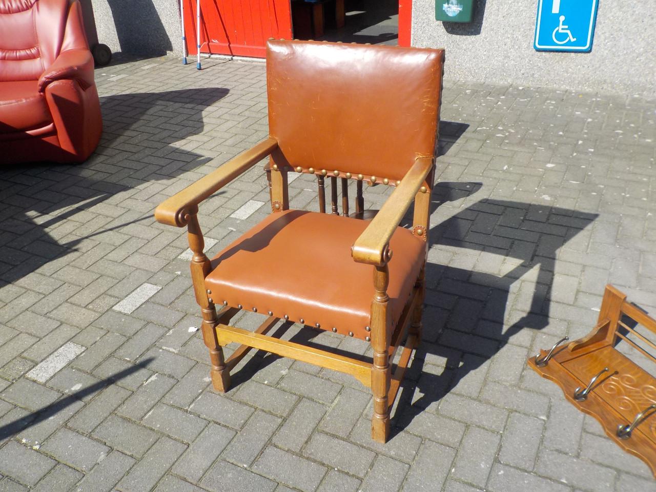 Zeer tevige stoel in goede staat ook zeer geschikt voor de forsere personen