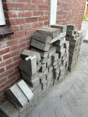 Grijsblauwe betonklinkers gratis afhalen