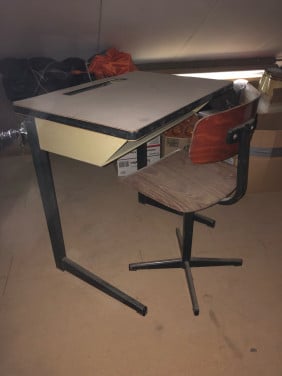 Vintage schoolburo met stoeltje