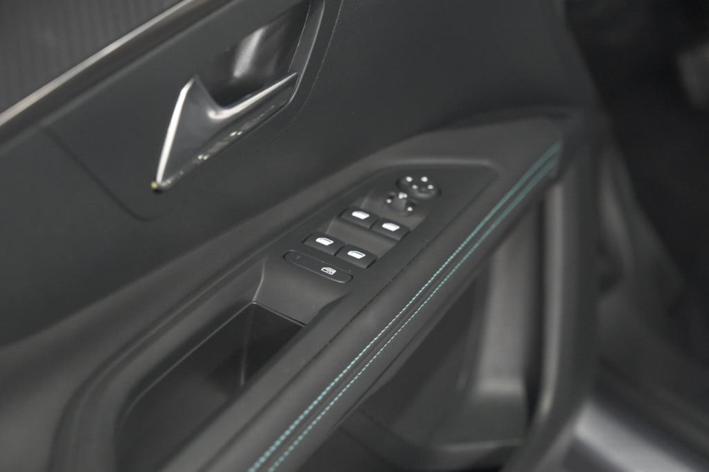 Peugeot 3008 1.6 hybrid 225 allure pack business | camera | navigatie | app