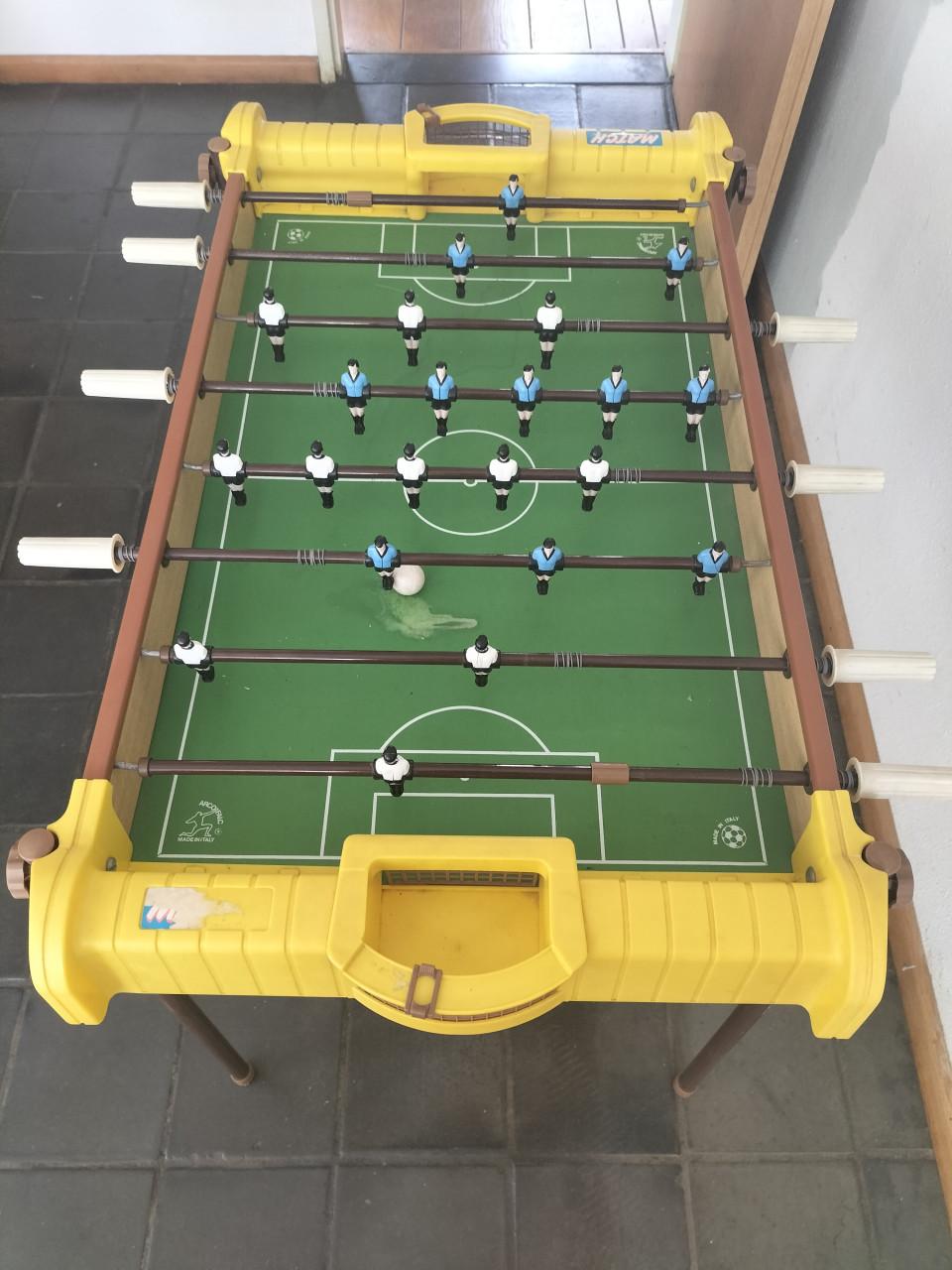 Voetbalspel op pootjes