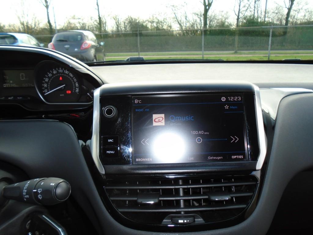 Peugeot 208 1.2 puret. signature