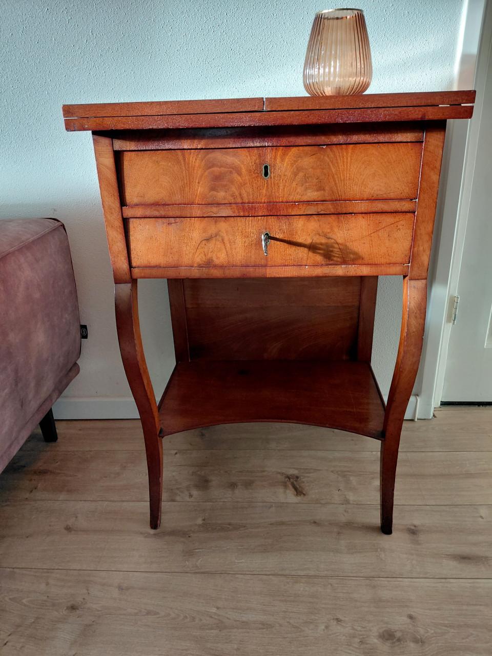 Brocant kastje met speelblad