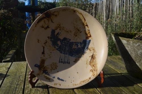 Fraaie grote aardewerk schotel, gesigneerd, gedateerd (1)