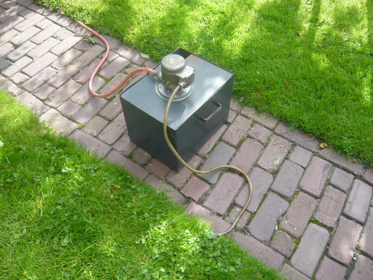 Koelvloeistofpomp op metalen reservoirbak