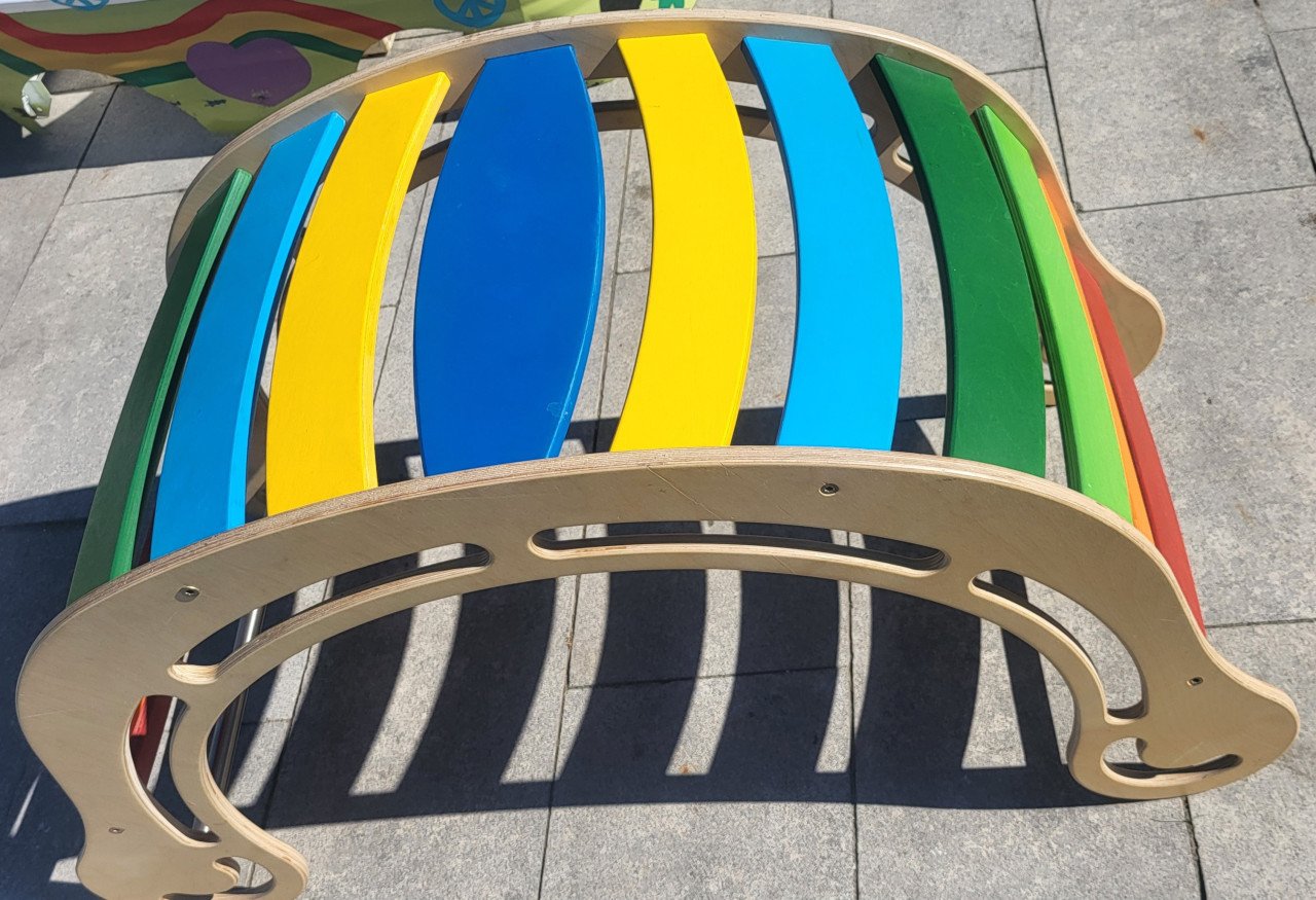 Schommelboog / brug hout regenboog
