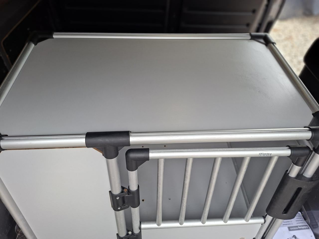 Grote auto bench. Trixie